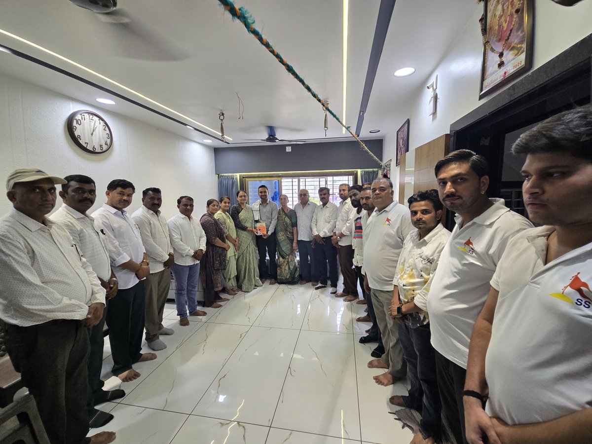 maya_mavani's tweet photo. 🇮🇳🫡 રજાઓ દરમિયાન ઘરે પધારેલા સૈનિકશ્રી ધર્મેશભાઈને પરિવારજનો સાથે મુલાકાત કરી આત્મીય સંવાદ સાધ્યો અને દેશસેવા પ્રત્યેની તેમની નિષ્ઠા તથા સમર્પણને વંદન સાથે સન્માન કર્યું.

માતૃભૂમિની રક્ષા માટે સમર્પિત ધર્મેશભાઈ સહિત દરેક સૈનિકશ્રીને હૃદયપૂર્વક સલામ. 🇮🇳🙏

#IndianArmy #JaiHind #Soldiers #DeshSeva #Surat