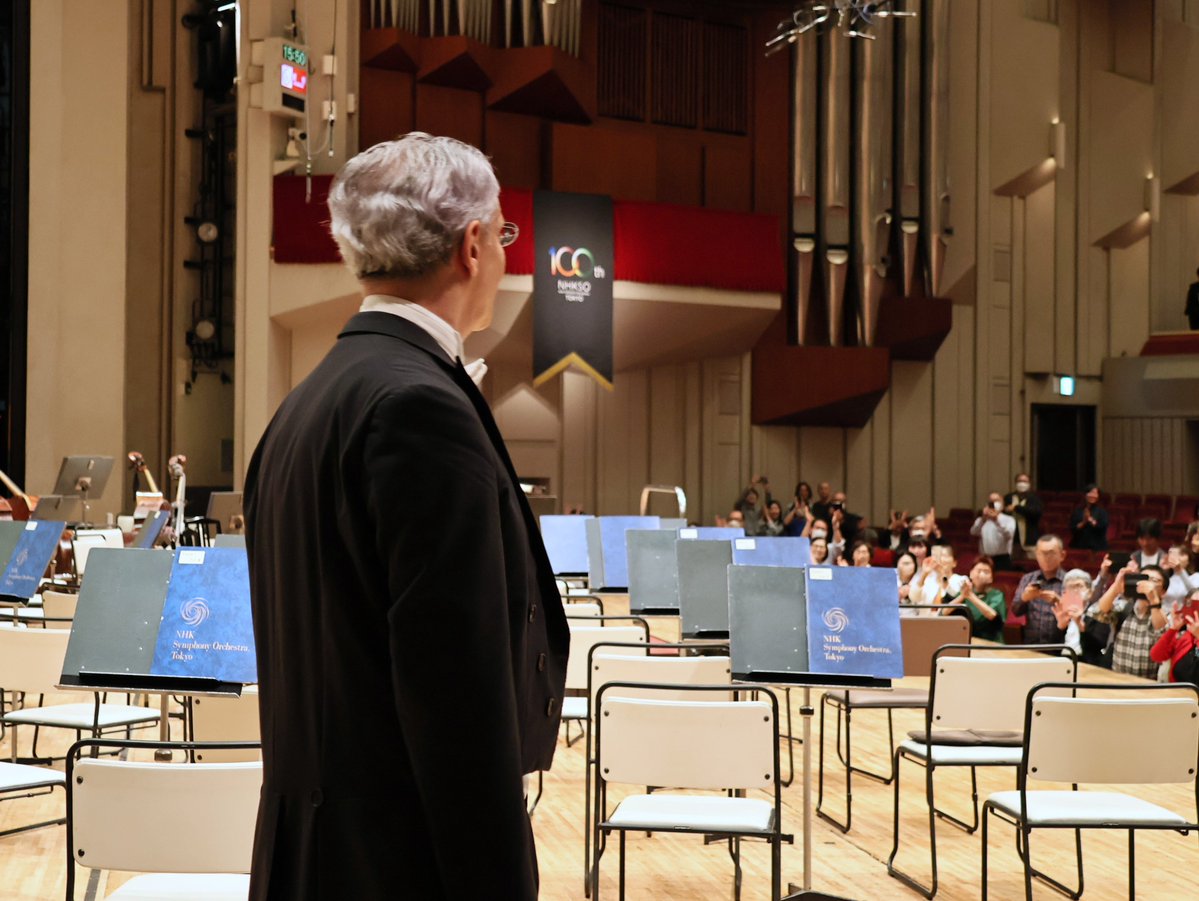 NHKSO_Tokyo's tweet photo. 〈会場いっぱいの温かい拍手、ありがとうございました〉

首席指揮者 #ファビオ・ルイージ による新シーズンの幕開き、9月定期公演全日程が終了しました。
土曜日のCプログラム2日目はおかげさまで完売、3000人を超えるお客さまにご来場いただきました。
心より御礼を申し上げます。

#ベートーヴェン が伝えたいと願った音楽の楽しみと、ほとばしる熱情を皆さまにお届けできていましたら、これほど嬉しいことはありません！

10月はいよいよ創立から100年。
《#復活》と《#トスカ》、
#ルイージ の指揮による記念特別公演が始まります。

オーケストラ一同、メモリアルな瞬間を皆さまと分かち合える日を楽しみにしています！
https://t.co/Uqvs8vJFel