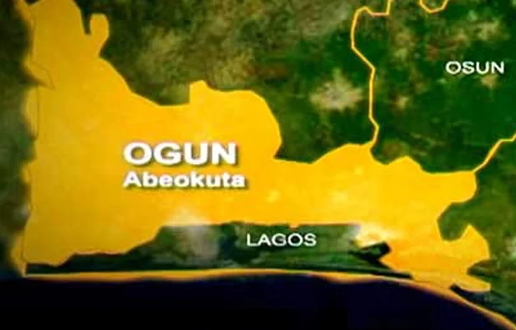 PoliticsA6's tweet photo. A man identified as Seyi was shot dead by suspected cult members at Ijagbo Market in Ogun State, after they allegedly mistook him for a member of a rival group. Police said the suspects had entered the market looking for another man.

#Nigeria #OgunState https://t.co/OLPyW4kunt