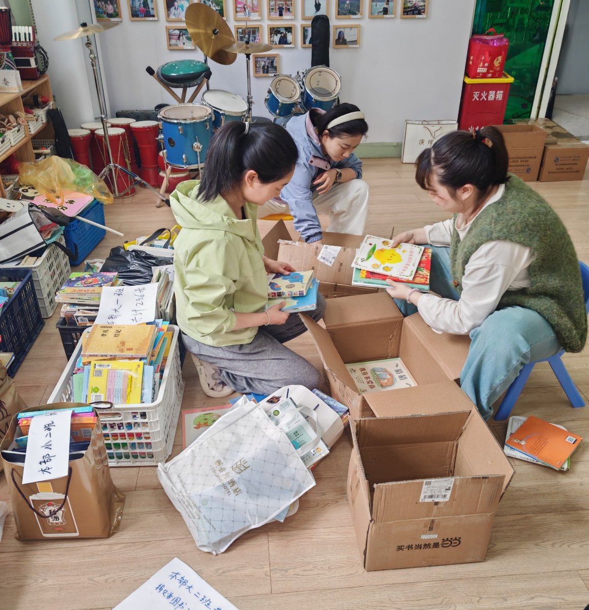 noahhung781200's tweet photo. Just spent a Sunday sorting my old books and clothes—found 3 childhood comics I thought I’d lost! Donating what I don’t need, making space for new memories. Small decluttering win ， https://t.co/Cz2CahkXwk