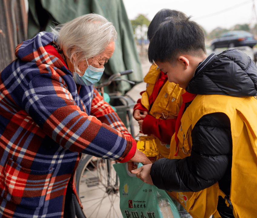 gracejesse82839's tweet photo. Spent this morning distributing warm meal kits to unhoused neighbors in downtown. Small acts can create big warmth!  #Volunteer #KindnessMatters， https://t.co/kJiG81azIB