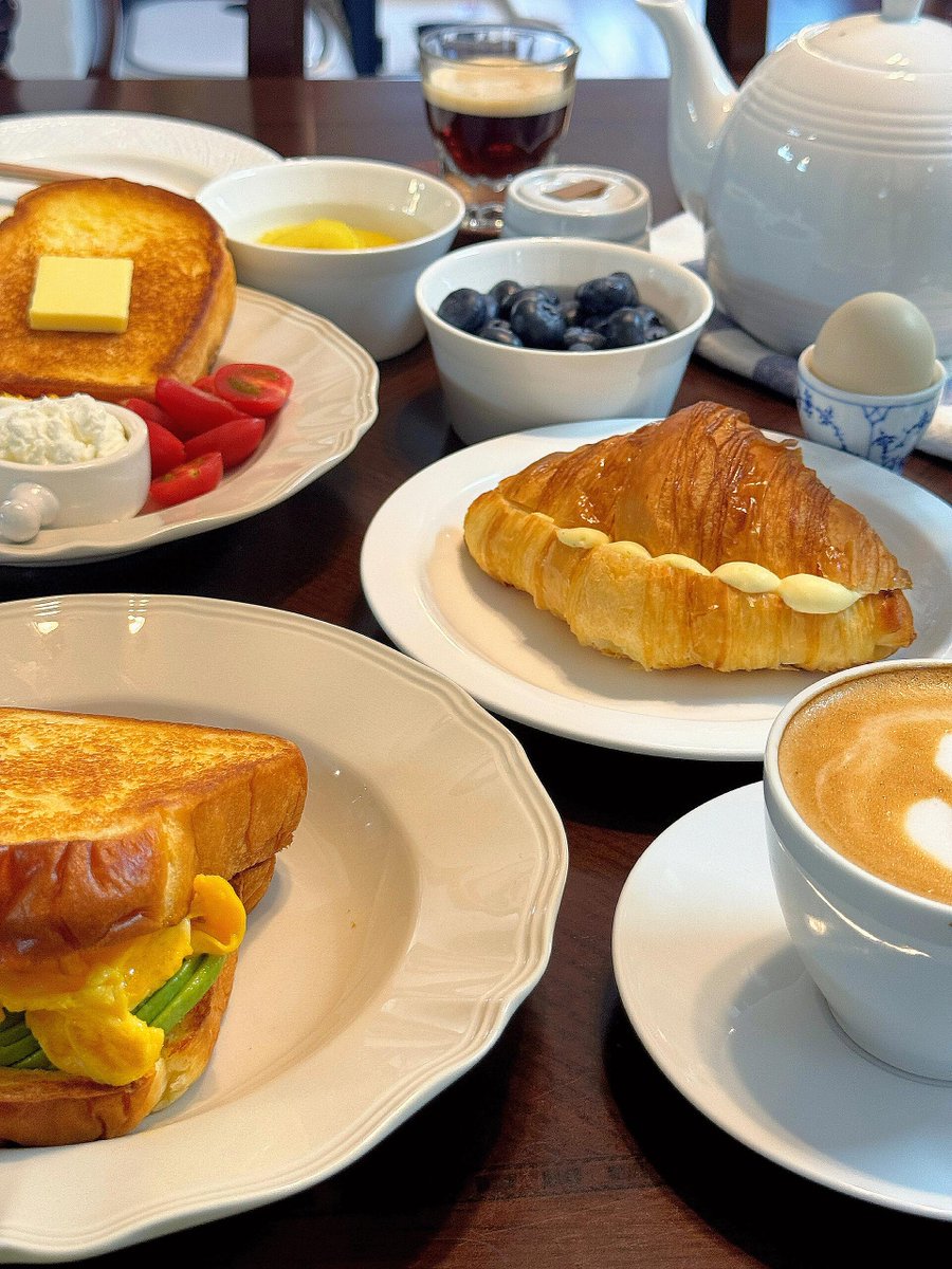 zeusdat890022's tweet photo. Just burned the toast for our brunch, but my partner wiped the crumbs off my chin with such a soft smile  Small messy moments are my favorite. https://t.co/yG2f1GYE2K