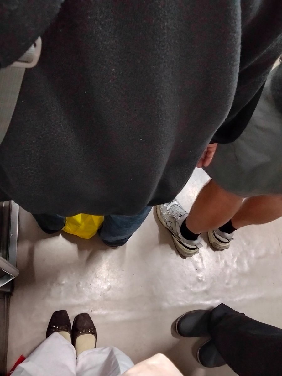 KapudS640's tweet photo. Drama KRL Duri–TGR malam ini 😭

Jadi ada kakek-kakek naik, tapi dari awal berdiri terus sambil ngomong pakai speaker:

🧓🏻: “Emang ya, rata-rata yang duduk itu orang tua. Nanti ada yang hamil sama yang udah tua banget malah disuruh berdiri. Petugasnya nggak bisa nyuruh tertib nih.”

(Sarkas level 1, karena yang duduk kebanyakan emang anak muda 😭)

Nggak lama kemudian datang petugas.

👮🏻: “Duduk aja, Pak. Nanti saya cariin kursi.”

🧓���: “Nggak usah, Pak. Itu yang duduk udah pada tua-tua kok, lihat aja.”

(Sarkas level 2 😭)

Nggak lama, naik lagi seorang nenek yang udah bungkuk banget.

Petugas langsung sigap:

👮🏻: “Bu, ayo duduk. Di sebelah sini.”

Tiba-tiba kakek tadi nyeletuk lagi:

🧓🏻: “Bu, nggak usah duduk, Bu. Orang tua kayak kita emang disuruh berdiri. Kayak ibu hamil, kadang suka pada berdiri.”

(Sarkas level 3 💀)

Suasana KRL langsung hening dan sepi 👀