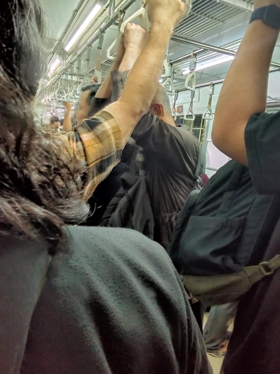 KapudS640's tweet photo. Drama KRL Duri–TGR malam ini 😭

Jadi ada kakek-kakek naik, tapi dari awal berdiri terus sambil ngomong pakai speaker:

🧓🏻: “Emang ya, rata-rata yang duduk itu orang tua. Nanti ada yang hamil sama yang udah tua banget malah disuruh berdiri. Petugasnya nggak bisa nyuruh tertib nih.”

(Sarkas level 1, karena yang duduk kebanyakan emang anak muda 😭)

Nggak lama kemudian datang petugas.

👮🏻: “Duduk aja, Pak. Nanti saya cariin kursi.”

🧓���: “Nggak usah, Pak. Itu yang duduk udah pada tua-tua kok, lihat aja.”

(Sarkas level 2 😭)

Nggak lama, naik lagi seorang nenek yang udah bungkuk banget.

Petugas langsung sigap:

👮🏻: “Bu, ayo duduk. Di sebelah sini.”

Tiba-tiba kakek tadi nyeletuk lagi:

🧓🏻: “Bu, nggak usah duduk, Bu. Orang tua kayak kita emang disuruh berdiri. Kayak ibu hamil, kadang suka pada berdiri.”

(Sarkas level 3 💀)

Suasana KRL langsung hening dan sepi 👀