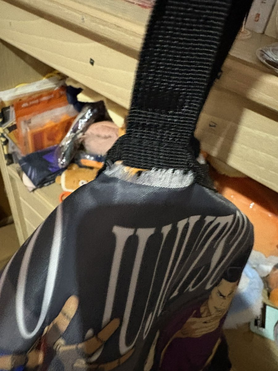 liyaazm's tweet photo. totebagnya rusak, tida kuat mengangkat beban😩 https://t.co/o8fLCzRNDi
