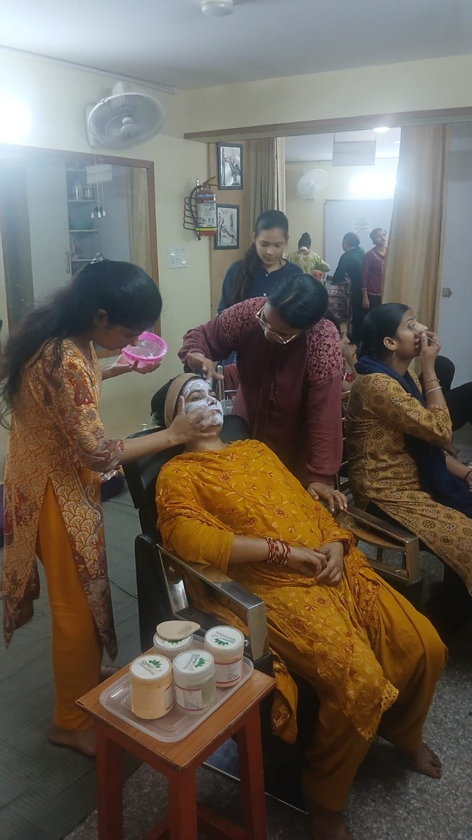 MittalShan50404's tweet photo. Parlour Class ✨
Students are learning and practicing beauty skills with dedication and guidance at Skets Hope Center. 🌸💇‍♀️

#ParlourClass #BeauticianClass #SkillLearning #StudentPractice #SketsHopeCenter #LearningSkills https://t.co/0LJrc6WTk3