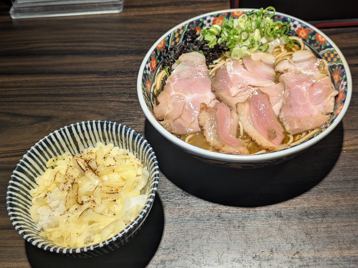 ramen151e's tweet photo. 神田煮干中華蕎麦 まいまい
【本日の限定】特製伊勢海老濃密中華蕎麦&amp;炙りチーズ追い飯🧀

先週に続いてビジュが話題の店へ🤣

鶏ガラ、モミジ、ゲンコツの動物系をベースに大量の伊勢海老をぶち込んで作ったって感じの厚みのあるスープ🐔🐷🦐

伊勢海老の旨味MAXの💥
海老好きにはたまらない味わい😆 https://t.co/8H1aIUBNtp
