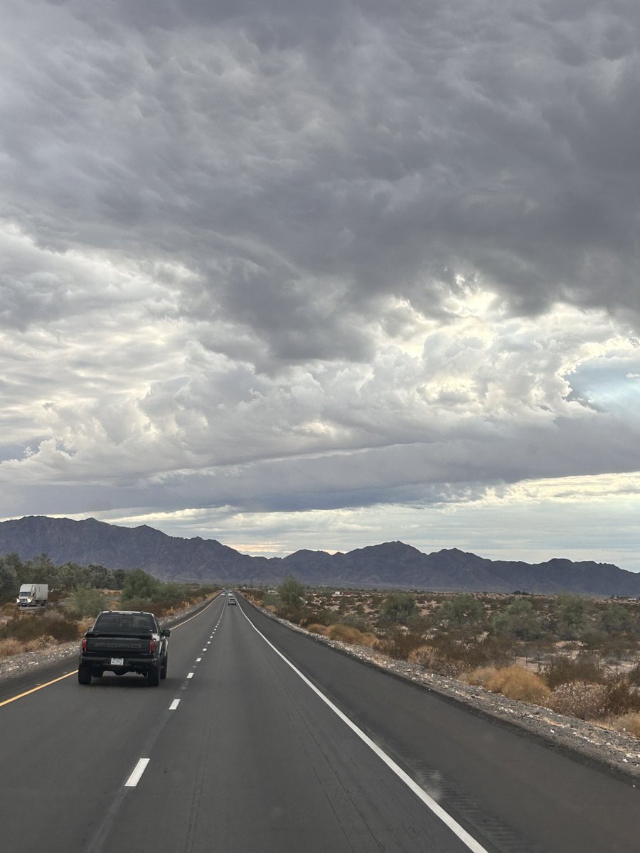 RonnieTOAM's tweet photo. Earlier ago…#cloudy #clouds #trucking https://t.co/IS6cdVUz4g