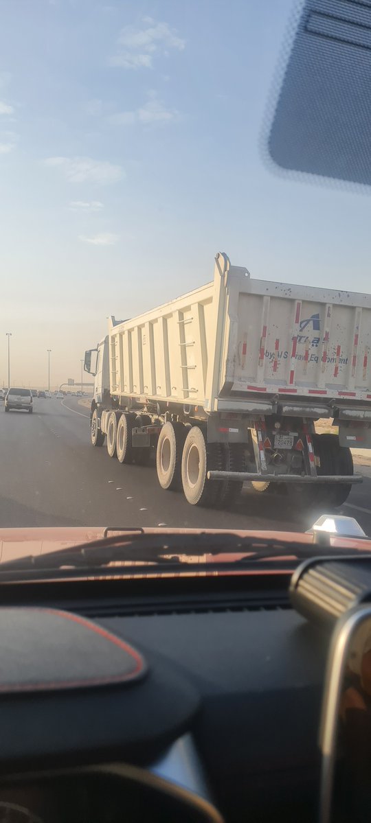 zaidalhamlly's tweet photo. الداخلية مشكورة اصدرت تعميم تمنع الشاحنات من المرور وقت الذروة لكن معظم الشاحنات لاتلتزم به وفي مدخل #المطلاع الوحيد وزحمته الخانقة نشاهد الشاحنات الكبيرة تمر دون حسيب !
مع بداية العام الدراسي كانت الدورية توقف الشاحنات وتخالفهم لكن حاليا لانرى رادع فيرجى التشدد معهم
 @Moi_kuw https://t.co/TsVE5ZNAY1