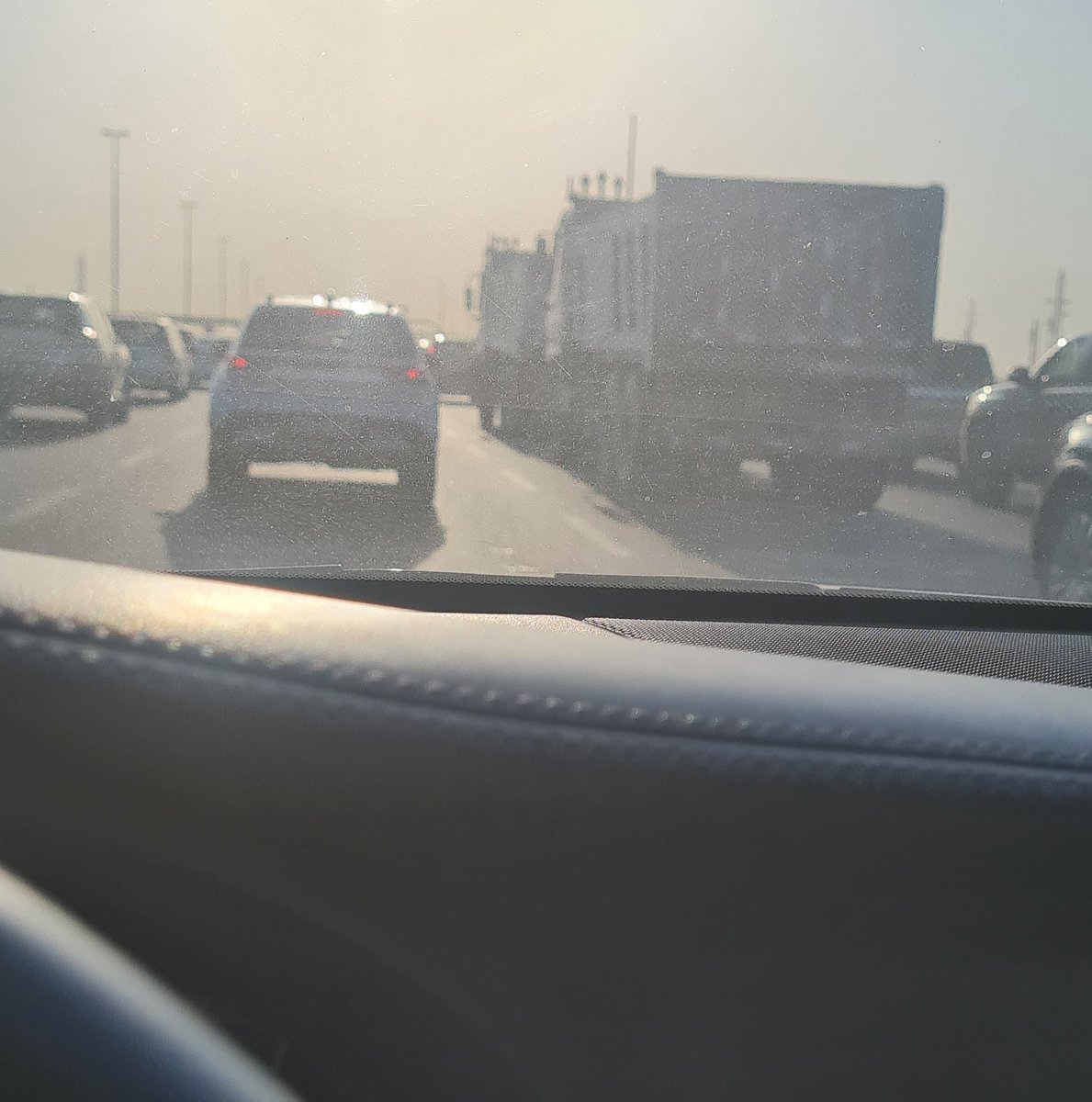 zaidalhamlly's tweet photo. الداخلية مشكورة اصدرت تعميم تمنع الشاحنات من المرور وقت الذروة لكن معظم الشاحنات لاتلتزم به وفي مدخل #المطلاع الوحيد وزحمته الخانقة نشاهد الشاحنات الكبيرة تمر دون حسيب !
مع بداية العام الدراسي كانت الدورية توقف الشاحنات وتخالفهم لكن حاليا لانرى رادع فيرجى التشدد معهم
 @Moi_kuw https://t.co/TsVE5ZNAY1