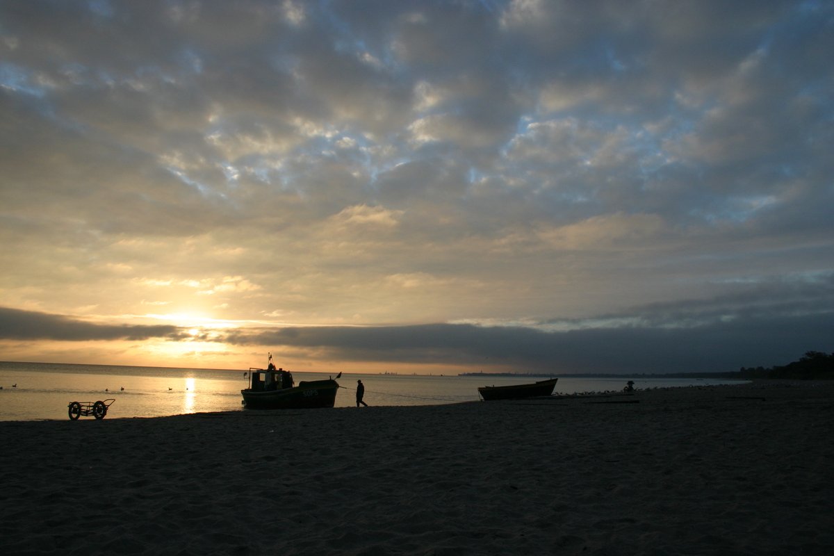 RomanP314's tweet photo. Boats on the beach #boats #sunrise #beach https://t.co/ZeZr4PXTlI