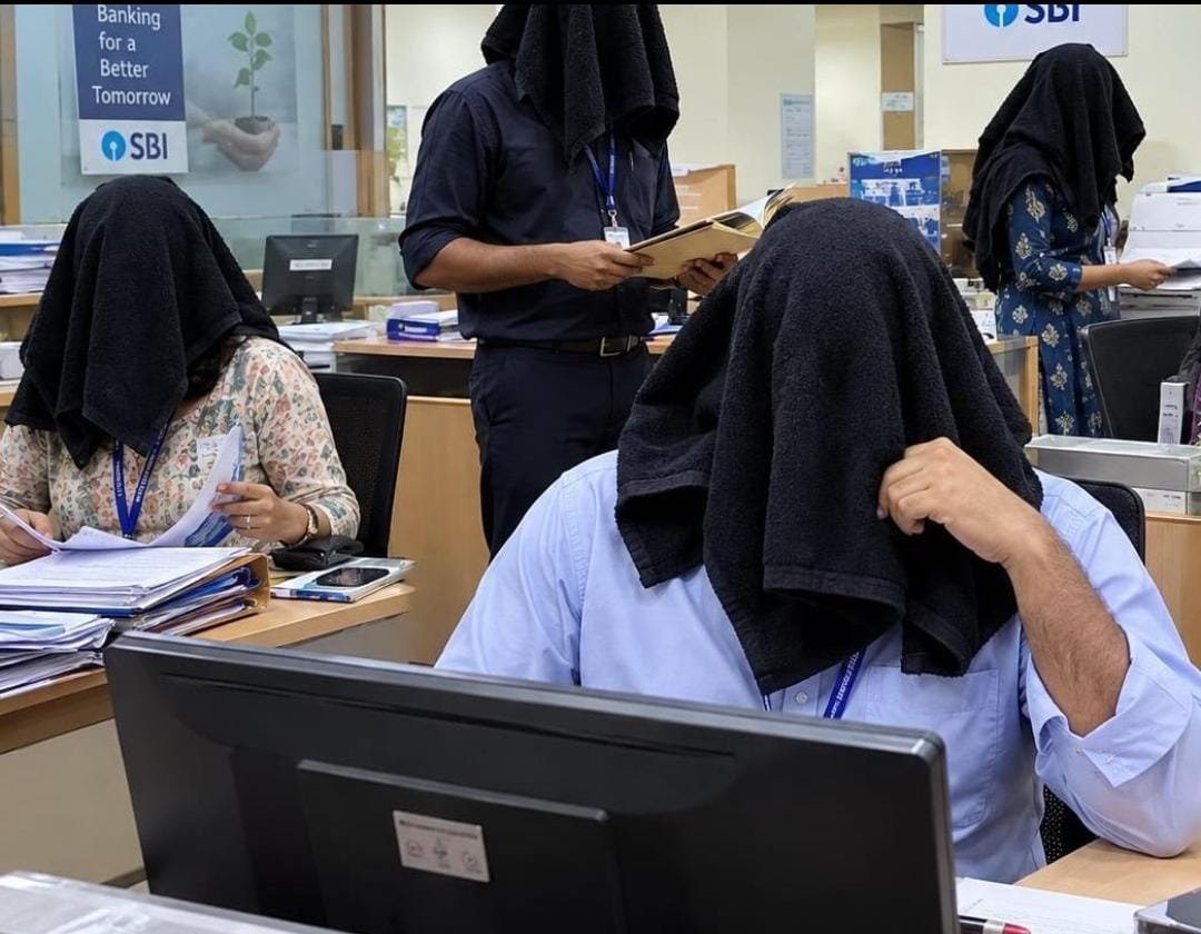 TheChaiNiti's tweet photo. ये बंद कराने आये थे तवायफों के कोठे,मगर सिक्कों की खनक देखकर, खुद ही नाच बैठे!

- यूनियन
#Strikecalledoff #5DaysBanking https://t.co/UaHahakvic