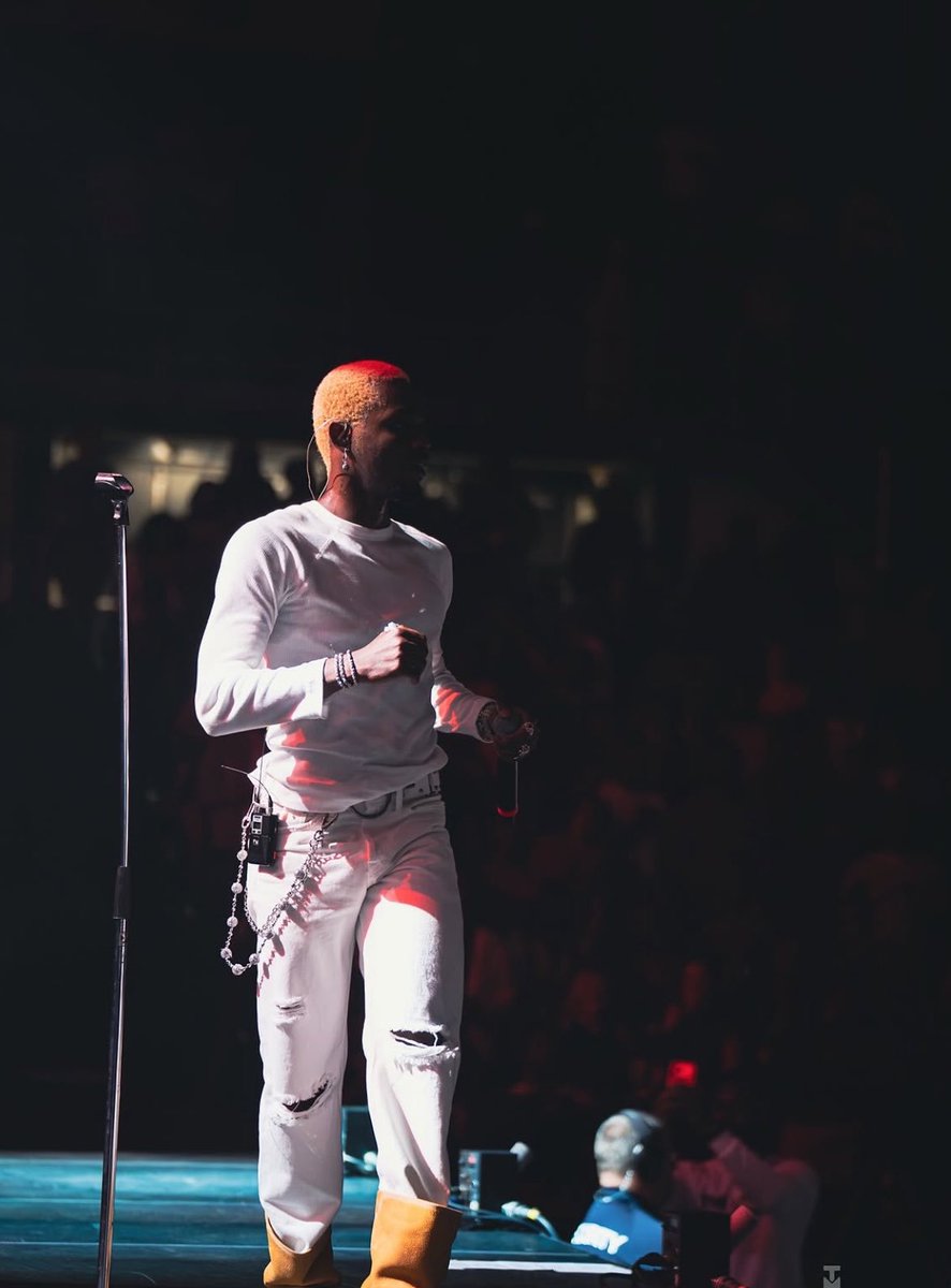 Fynbobo001's tweet photo. Highest 💜🕊️ 
#omahlay #afrobeats #WorldTour https://t.co/cFdfXX3XgA
