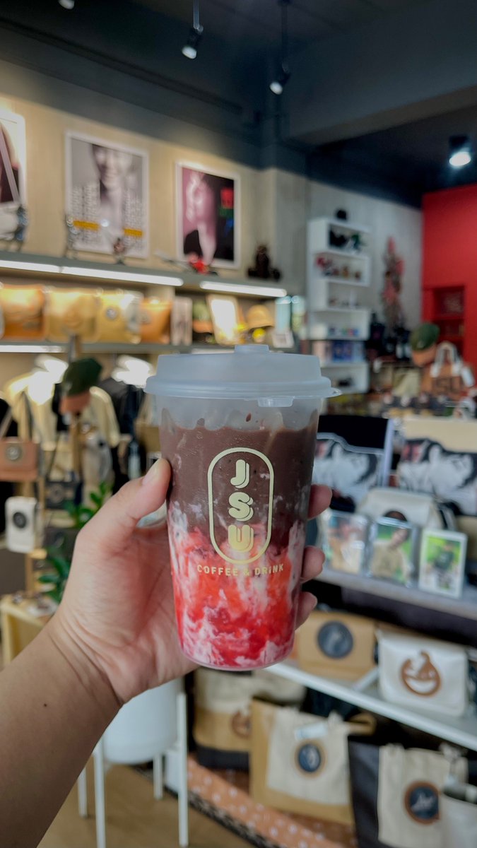 twl_on_saturn6's tweet photo. ในทิ้สุดดด ฉันก็ว่างมากินโก้นมสดสตรอว์เบอร์รีละะ^^ #jsuspace #dew_jsu https://t.co/lmdWKVXNyz