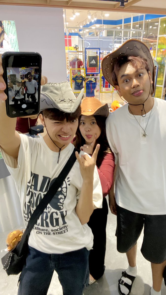 gemsill's tweet photo. tebak yg gay yg mana https://t.co/kNsNpzT2l4