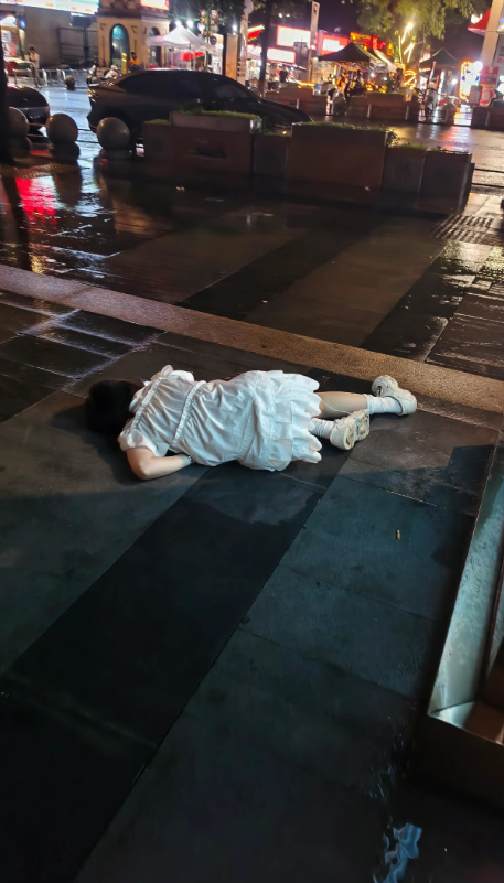 J3ssL_25's tweet photo. 完了没控制好剂量，刚出门就倒了，这还刚下的雨身上都湿了，算了扛回去将就玩吧 #迷玩 #睡奸 #迷奸 https://t.co/YjtuSMkMhU