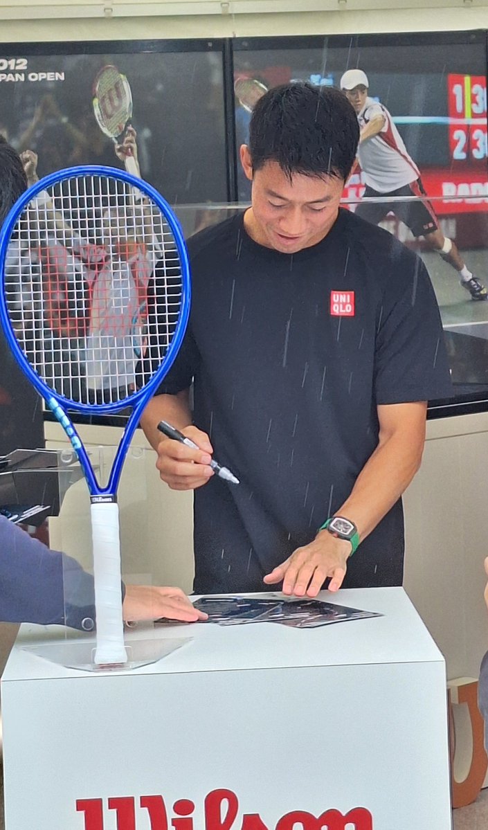 yuzukikko1's tweet photo. ウィルソン→アシックスのブースでイベントを見てきました👀✨
錦織さんを間近で見られて幸せでした～🥰ちなみに、明日もアシックスはイベントするそうですよ
動画もいっぱい撮ったので、帰りの移動中に投稿します！
#ジャパンオープン2026 
#錦織圭 https://t.co/jOGO5YnZ4o