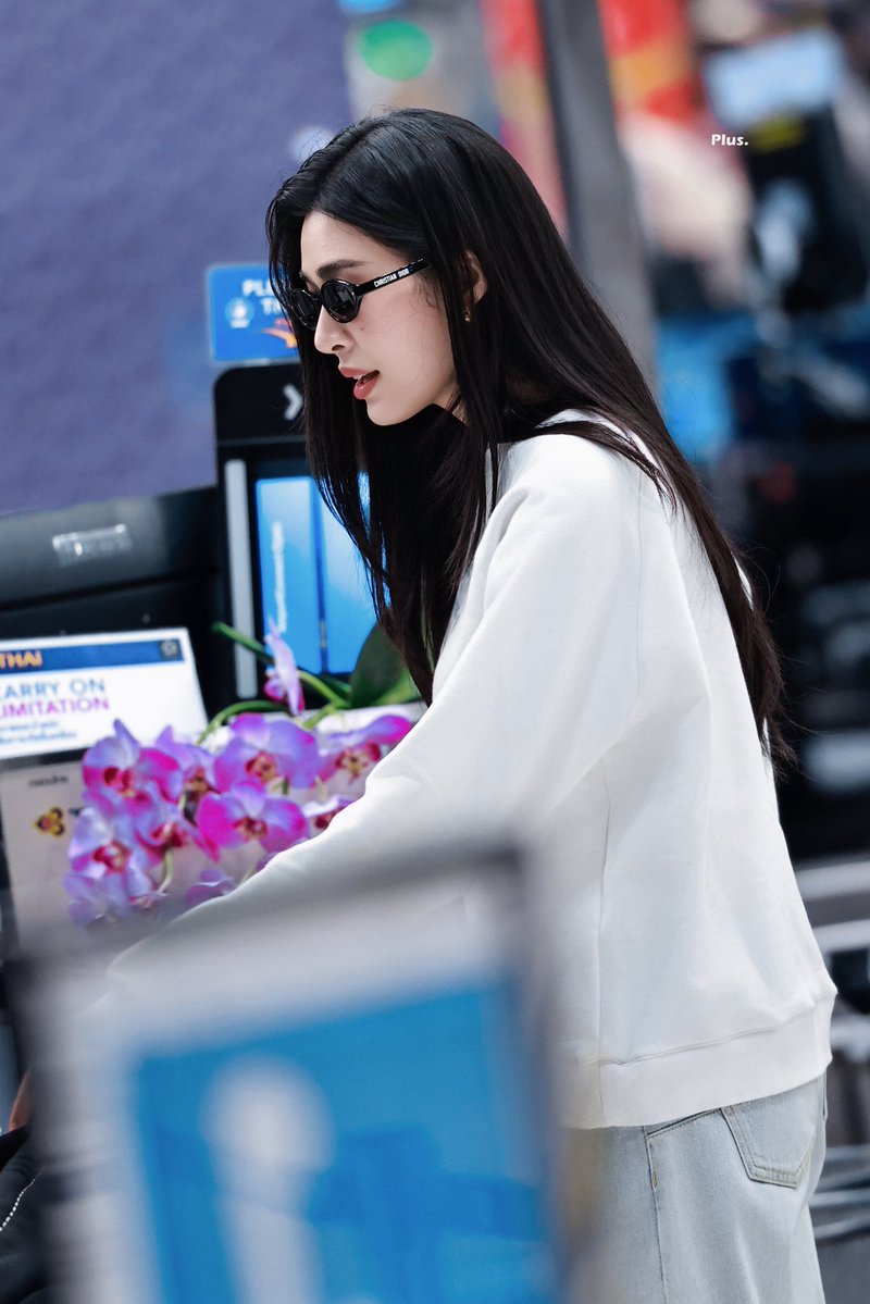 Plus_Timeis's tweet photo. 260926

LINGORM FLY TO DIOR PFW
#LingOrmDiorAirportLook 
#LinglingKwong 
#LingOrm #Dior #DiorSummer27 #PFW https://t.co/ir3TO80ofG