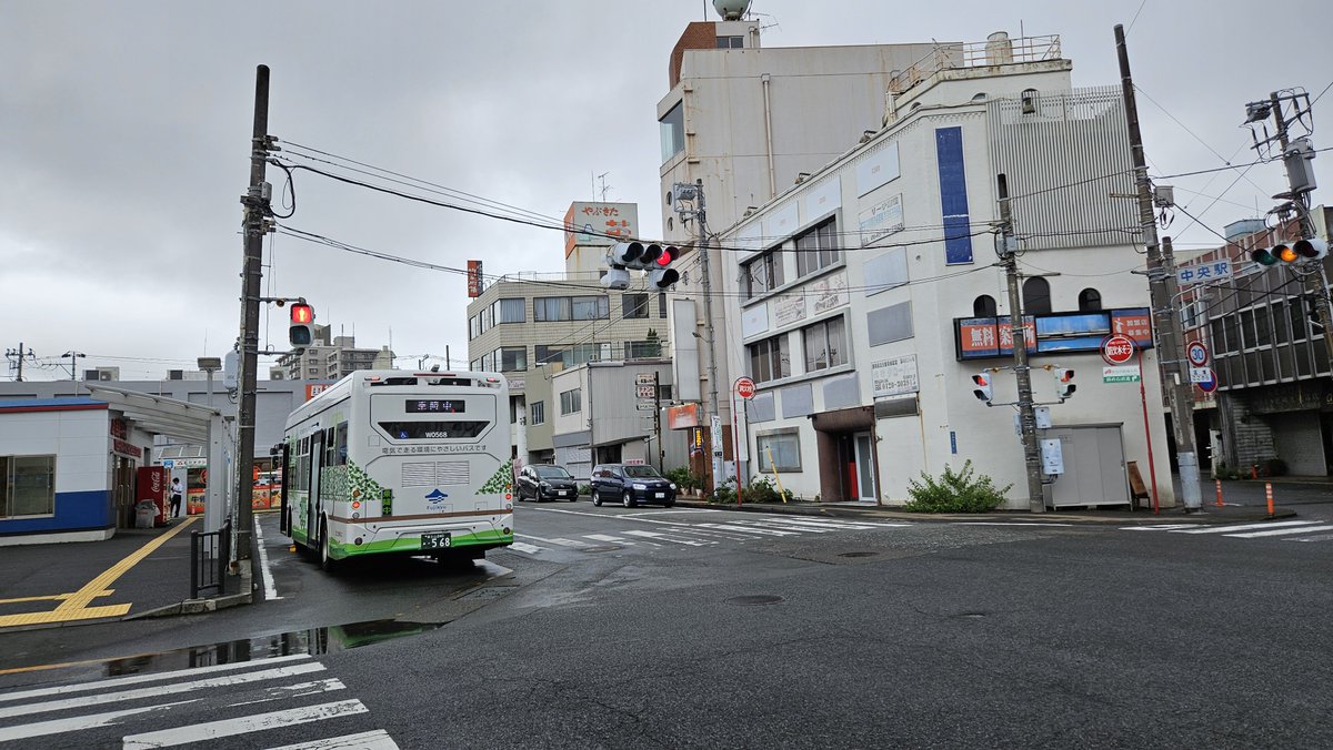 ryoponTNT's tweet photo. 富士市名物 ワイヤーで吊ってる信号機 https://t.co/AZaGrg98gV
