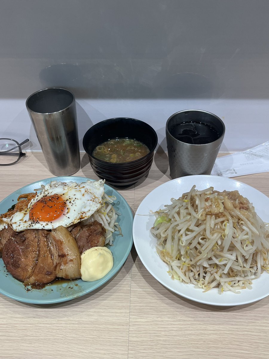 kamatamasmile's tweet photo. 今日の朝ご飯はRAMEN.R様

Rの朝定食〜チャーシューエッグ〜
目薬スペシャル
からしマヨ
黒烏龍茶
パスで豚マシ
※ここまで定型文w

㊗️黒烏龍茶復活🎉
人間ドック終わったから
たまには大盛🍚で食べてみたい欲もある、、
来週どうするか🤔

ごちそうさまでした🎶
#RAMENR
#RAMEN_R https://t.co/8IJ03gSptE