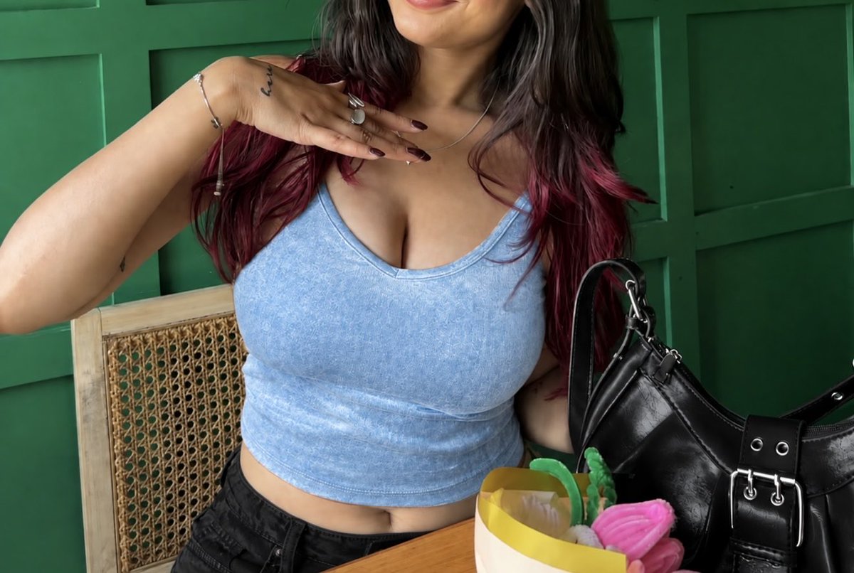 goddesstanvixxx's tweet photo. Pretty face, expensive taste, and absolutely no sympathy for your empty wallet. 💋💸 https://t.co/upd9lZIksn