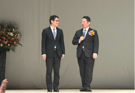 shionappa's tweet photo. 堀会長を迎えての特別集会

私は準備委員会の実務と
お楽しみ会の司会を担当しました

初めて迎える大きなイベントと責任

会長のみ言の最中には
急に呼ばれて舞台上にも💦

土日の2日間
急な変更の対応で緊張しっぱなし

でも最高に楽しい2日間でした🌟 https://t.co/08Mn8DriPn
