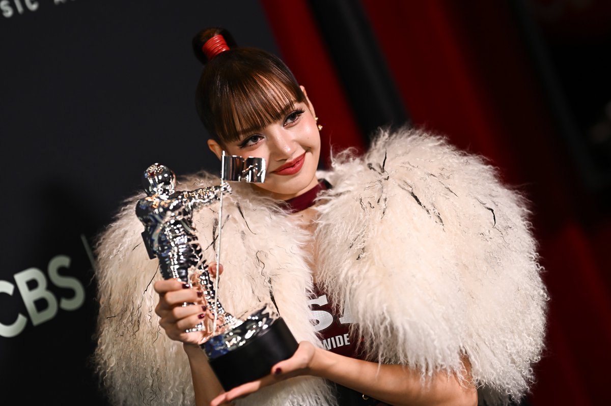 ellejapan's tweet photo. 【#VMAs 2026】#BLACKPINK #LISA が、坂口健太郎とコラボレーションした「DREAM feat. Kentaro Sakaguchi」で「Best Pop」を受賞🏆　

▼着用ドレスやジュエリーをチェック！
https://t.co/VgFdmf5xa2

#LISAisBACK_VMAs https://t.co/EcPWbFDmvA