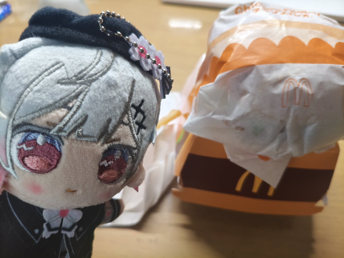 beadora_3100's tweet photo. ……ちょっと待って。
2個って、お昼からそんなに食べるなんておかしいよ！ https://t.co/Ce500C6vJm