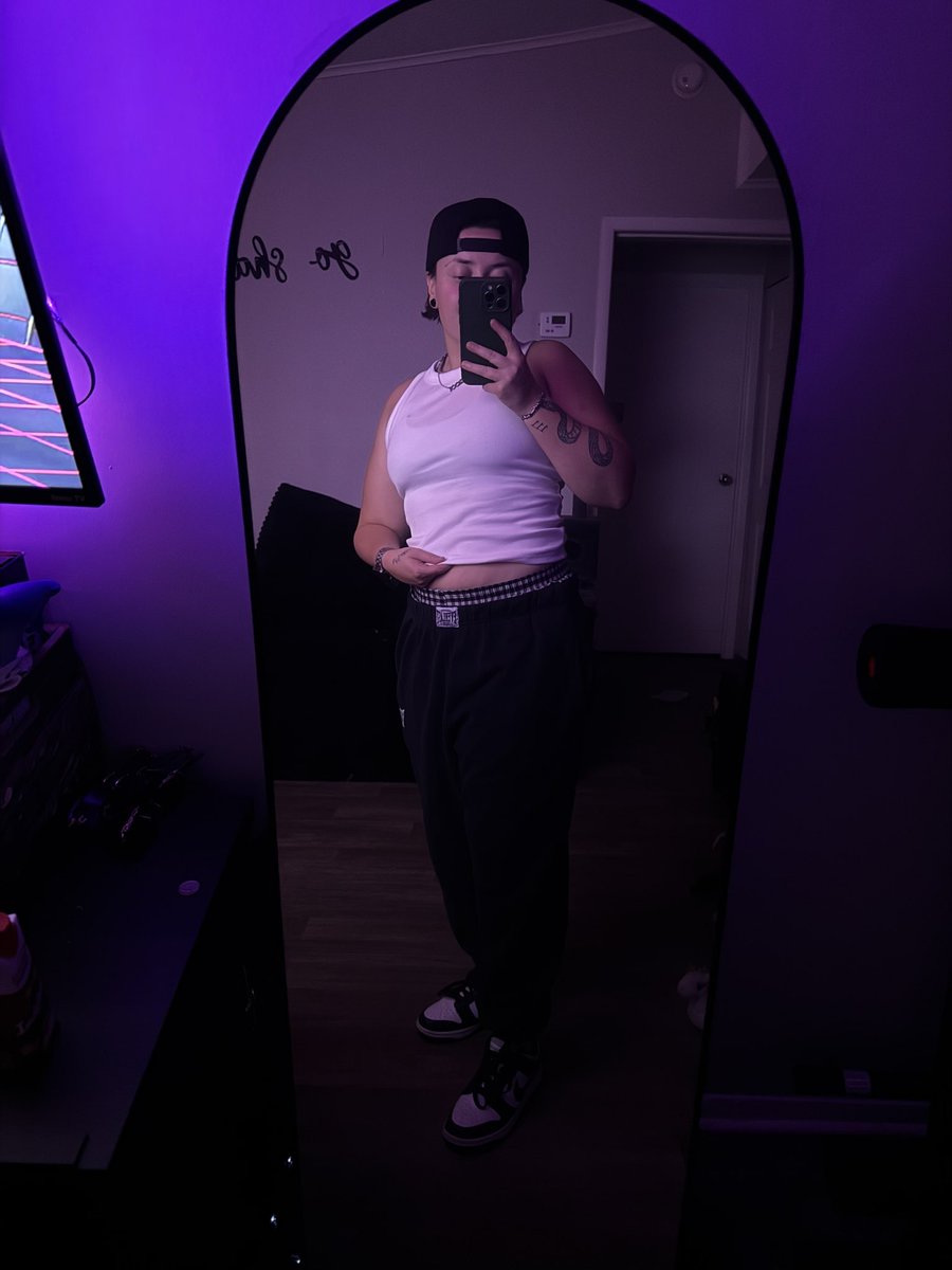 secretinvoice's tweet photo. Had a lonnggg weekend. And I start a new job tomorrow. 🤭 https://t.co/XP82kqm8We