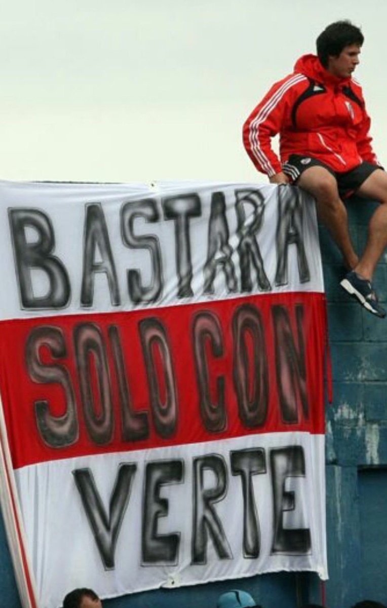 M0reluuu's tweet photo. “Por el juego, por las ganas y el orgullo de tener una banda roja que nos cruza el alma”. 
Un día te juré amor eterno y no me arrepiento.
Feliz día Riverplatenses!
🤍❤️🤍 https://t.co/McQ8As5RPx