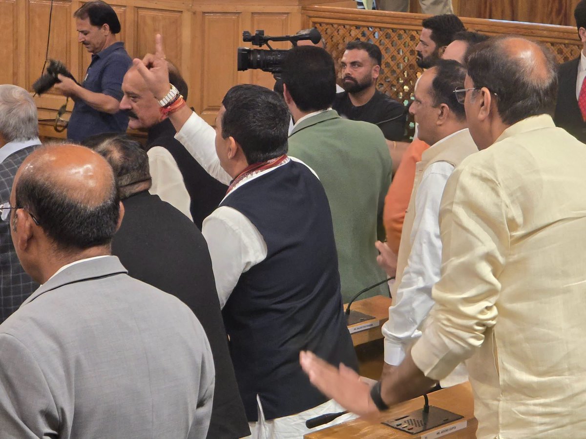 GulistanNewsTV's tweet photo. J&amp;K Assembly: BJP MLAs sit in the Well of the House, raising slogans against the Speaker and opposing the Statehood Resolution.

#JKAssembly #BJP #Statehood #StatehoodResolution #AssemblySpeaker #JammuAndKashmir #AssemblySession https://t.co/XiPE5Tuz4C