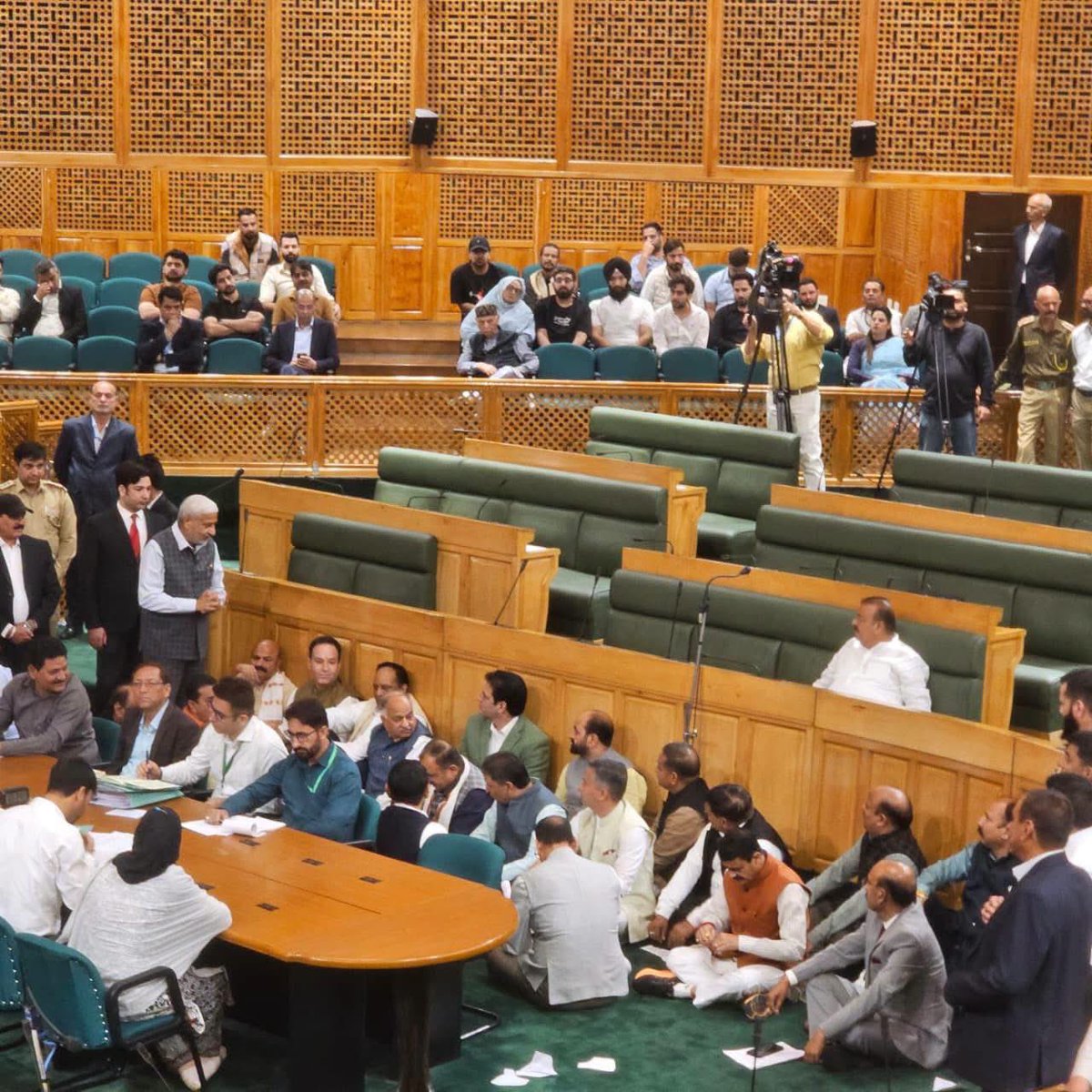 GulistanNewsTV's tweet photo. J&amp;K Assembly: BJP MLAs sit in the Well of the House, raising slogans against the Speaker and opposing the Statehood Resolution.

#JKAssembly #BJP #Statehood #StatehoodResolution #AssemblySpeaker #JammuAndKashmir #AssemblySession https://t.co/XiPE5Tuz4C
