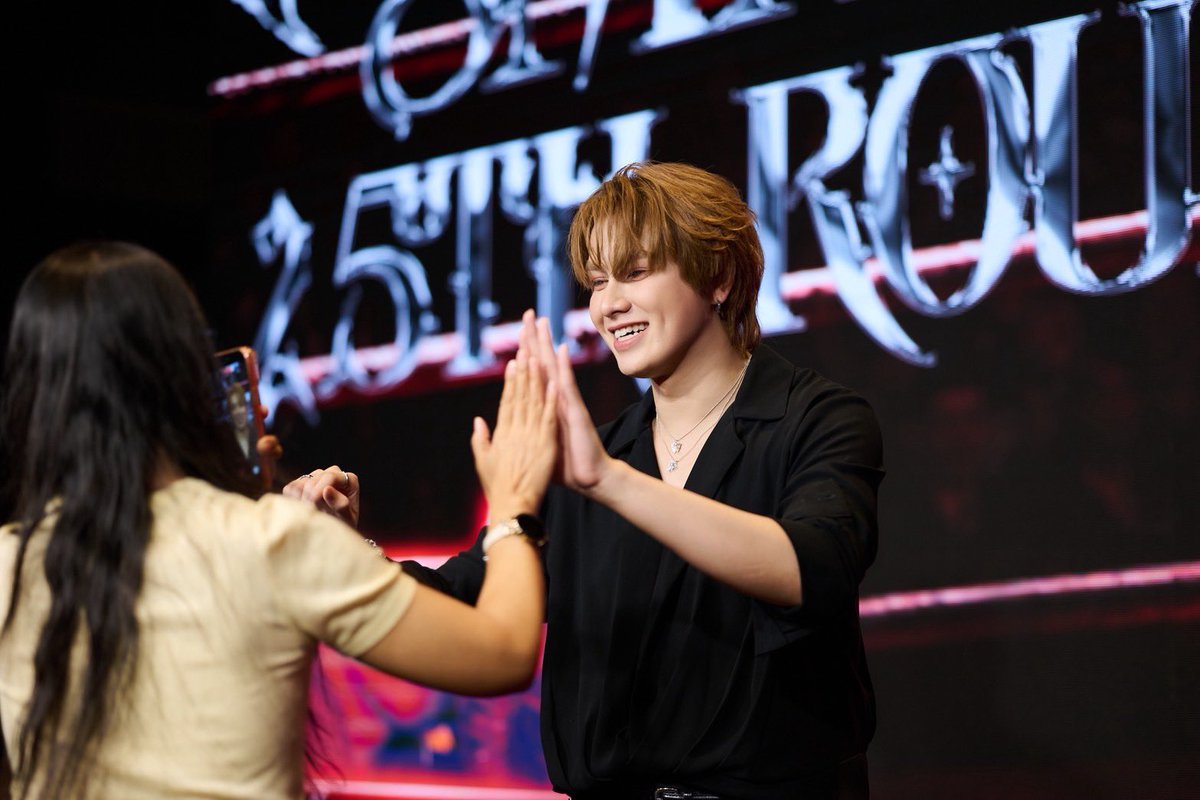 WEED_ENT's tweet photo. SMART CSNP จัดแฟนมีตวันเกิดครบ 25 ปี ครั้งแรกในไทย รวมทุกความพิเศษ ภายใต้ชื่องาน SMART THE 25TH ROUND BIRTHDAY PARTY
#SmartCSNP25thBirthdayParty
#SmartCSNP
#grandivoryrec
เป็นการก้าวเข้าสู่ 25 ปี ที่อบอุ่น ประทับใจ ครบทุกรสชาติ กับ งาน SMART THE 25TH ROUND BIRTHDAY PARTY ครั้งแรกกับแฟนมีตติ้งในไทยของ SMART CSNP หรือ (สมาร์ท ชิษณุพงศ์) จากค่าย GRAND IVORY RECORD ที่มาฉลองวันคล้ายวันเกิดอายุครบ 25 ปี ในวันที่ 26 กันยายนที่ผ่านมาร่ว���กับแฟนๆไปด้วยกันแบบเอ็กคลูซีฟสุดๆ โดยจัดขึ้น ณ GLOWFISH SATHON, Bangkok, Thailand ในธีมมวยไทย งานนี้ SMART CSNP เตรียมโชว์สุดพิเศษทั้งเพลง BLEEDCOLD, CRISPY มาให้ได้โยกตามกันทั้งฮอลล์ ก่อนจะไปเศร้าปนซึ้ง กับเพลงใหม่ล่าสุด ในเพลง LAST BITE ที่ตั้งใจทำขึ้นมาจากเสียงเรียกร้องของแฟนๆ ให้ร้องตามกันสุดเสียง
ตามมาด้วยเกมสนุกๆที่ให้ผู้โชคดีได้ขึ้นมาร่วมแจมแบบใกล้ชิด เก็บทุกโมเมนต์ของความสุขร่วมกัน Fan Benifits จัดเต็มชุดใหญ่ครบทุกที่นั่ง และไม่พลาดกับเซอร์ไพรส์จากเพื่อนๆศิลปินร่วมค่ายอย่าง เนน็อกซ์ (nnenox), ฮิวโก้, ผักกาด, ดรีม ที่หอบเค้กมาร้องเพลงแฮปปี้เบิร์ธเดย์อวยพรวันเกิดร่วมกัน พร้อมกับแฟนๆ ทำเอา SMART CSNP น้ำตาซึม เรียกว่างานนี้เก็บทุกความประทับใจกลับบ้านไปในทุกองศาแล้วจริงๆ
📷 https://t.co/a7GgGkCFP2