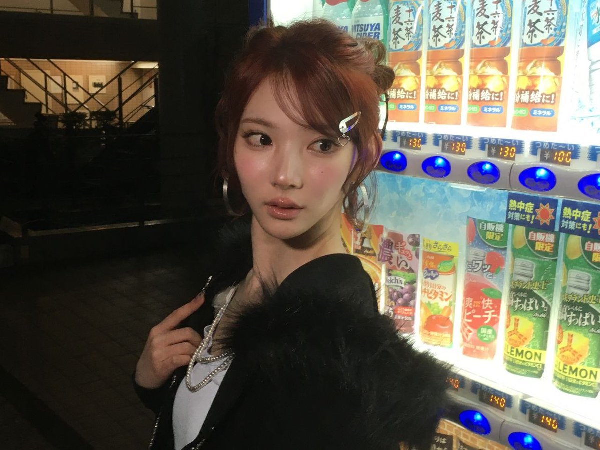Jxwioo's tweet photo. serving full gyaru today… dramatic lashes, flushed cheeks, and glossy lips. there’s something about this makeup that makes me feel instantly more https://t.co/MuiSPJTyq9 https://t.co/MyNf5DzO1I
