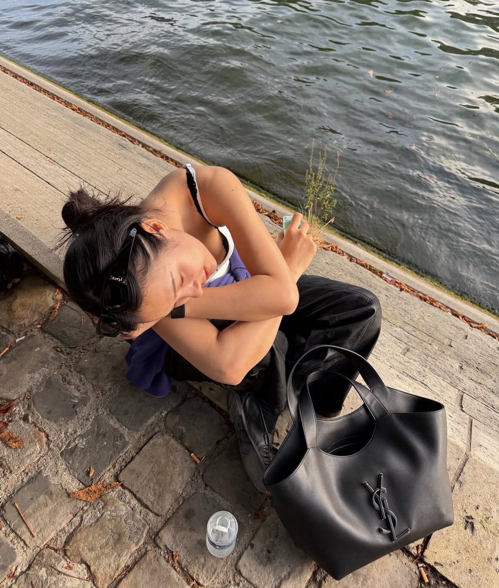 panlyvverse's tweet photo. she always looks so good in casual wear like how does she look so expensive and almost like a work of art with the background 

PFWSS27 CALLING MILK PANSA
#YSLxMilkPansa
#SaintLaurentSS27
#PFW #YSL 
#MilkPansa
#YvesSaintLaurent https://t.co/OPnBh2Ix5G