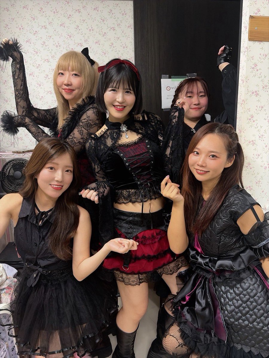mio_chunmania's tweet photo. ℃-ute『夢幻クライマックス』

フォーメーションがっちがちに夢幻クライマックス歌って踊ることが出来るなんて昨日の中で1番嬉しかったかも🥹💕
2回の練習だったけど本番が1番上手く出来た気がするから良かった✨
黒衣装も夢幻クライマックスをイメージして選びました🥰
この5人で出来て良かった❤︎ https://t.co/qSk9z6qhK4