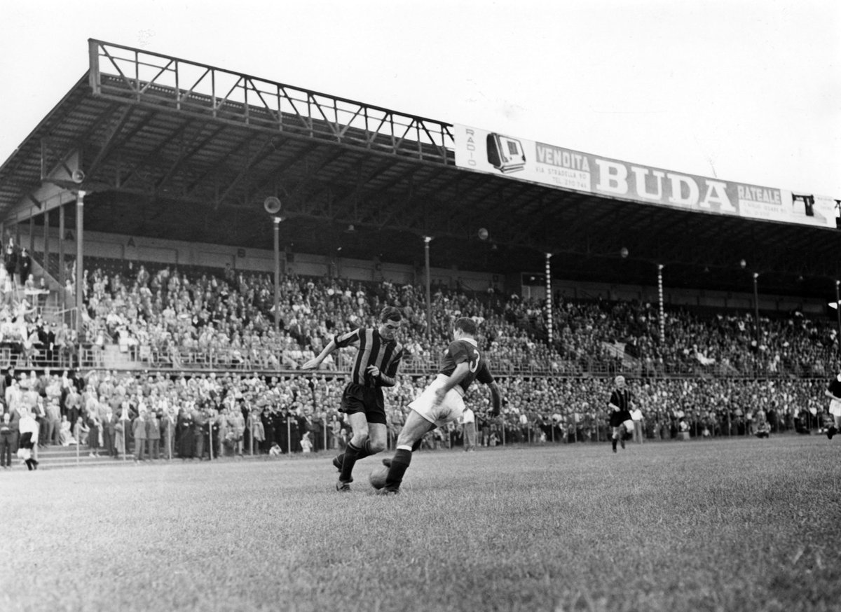 EvlGohhan56717's tweet photo. Estadio Filadelfia (años 40), ITALIA.
  Imbatible fortín del "Grande Torino" (invicto local por casi 6 años y >100 partidos). Destacaba por la afición en gradas de cemento y madera, y el liderazgo del capitán Valentino Mazzola.
#Stadiumretro #PES21 https://t.co/7oEHaYoCYK