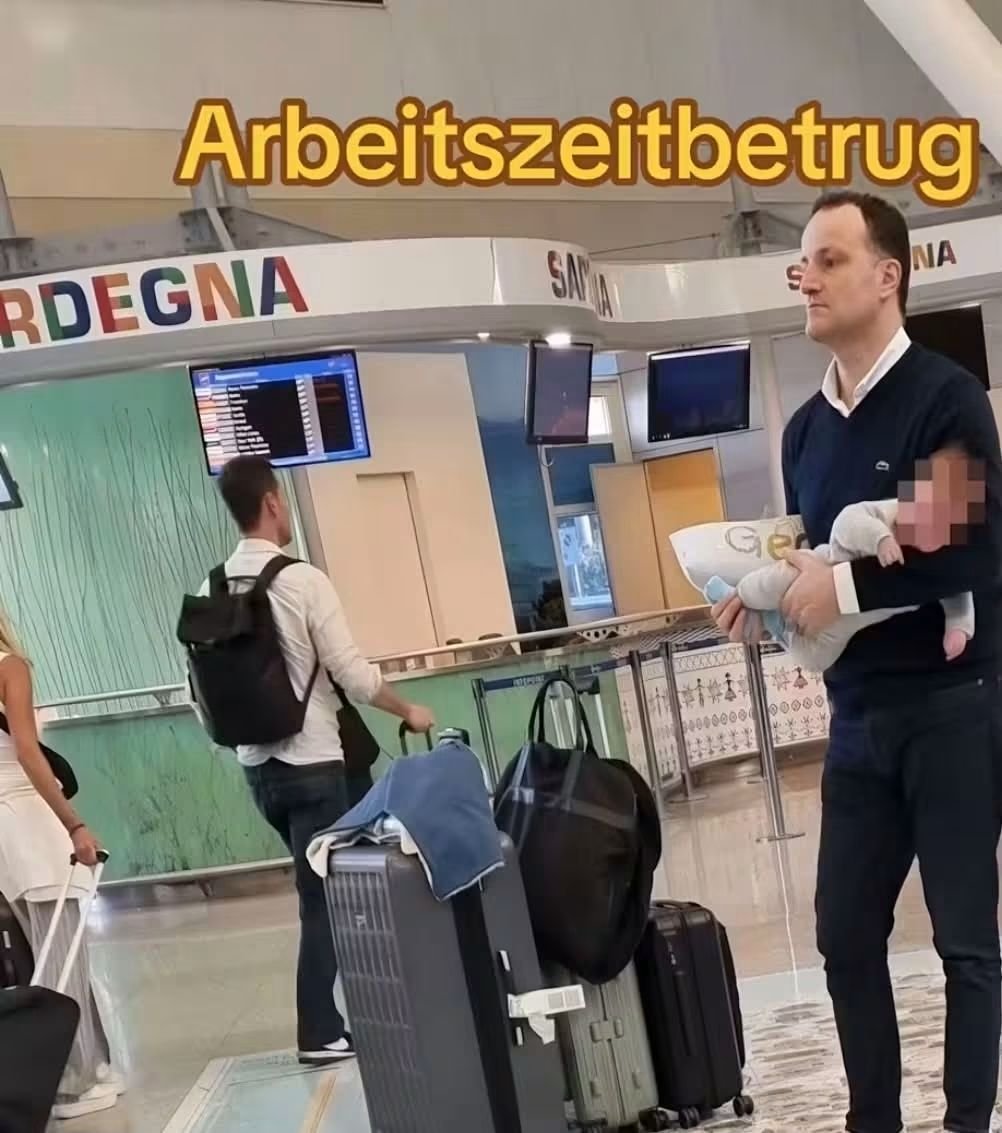 AliasMork's tweet photo. Und während Spahn im BT fehlt, weil sein Kind krank ist, wird er noch am selben Tag am Airport gesichtet. Genau an dem Tag, als im BT debatiert  wurde, dass es nur noch 10 Kinderkrankentage pro Elternteil geben soll. Ist dem eigentl nichts mehr peinl od ist es ihm inzw egal? 🤔 https://t.co/ZteLrJ5Ohm