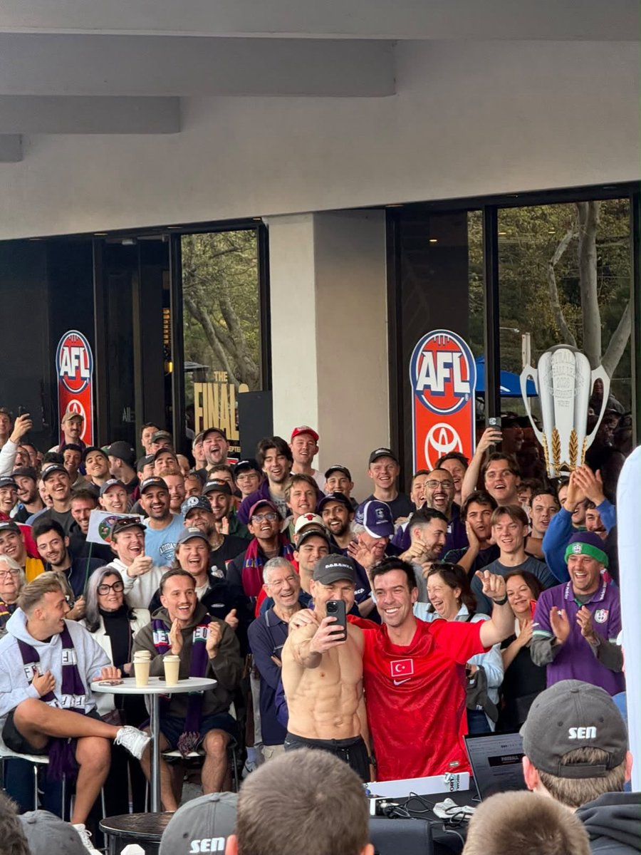 SENBreakfast's tweet photo. Utterly unbelievable scenes...
#Ballers, we can't thank you enough for getting up early and doing the work at Friday's #Pullman broadcast.
๐ฅ #601 https://t.co/GvaCp1D1m9