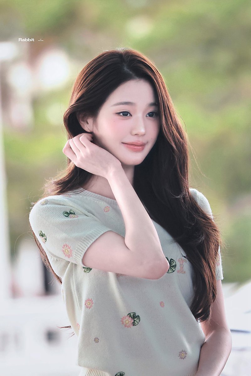 Eve070630's tweet photo. When Wonyoung steps into the Dior fashion‑week venue, every single gaze in the whole room instantly locks onto her breathtaking glow.

WONYOUNG EN ROUTE
#ParisBoundWonyoung
#JANGWONYOUNG
#WONYOUNG
#DiorSS27 @Dior https://t.co/ElAnRMHO5M