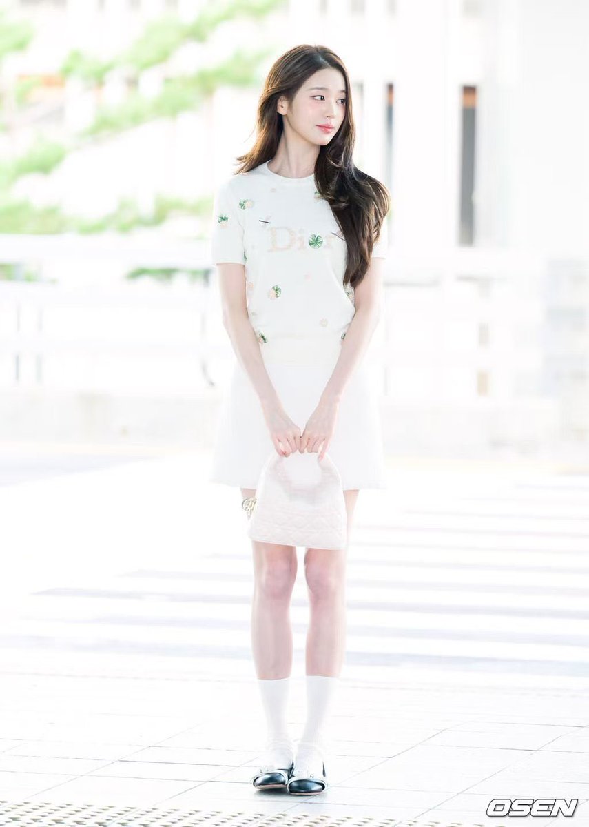 Eve070630's tweet photo. When Wonyoung steps into the Dior fashion‑week venue, every single gaze in the whole room instantly locks onto her breathtaking glow.

WONYOUNG EN ROUTE
#ParisBoundWonyoung
#JANGWONYOUNG
#WONYOUNG
#DiorSS27 @Dior https://t.co/ElAnRMHO5M