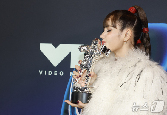 News1Kr's tweet photo. [뉴스1 PICK] 블랙핑크 리사, MTV VMA ‘베스트 팝’ 수상…K-POP 솔로 가수 최초 #뉴스1  

👀기사 읽기
https://t.co/C9zvP21vc4 

#블랙핑크 #BLACKPINK #LISA #리사 https://t.co/rVTj9x5aQM