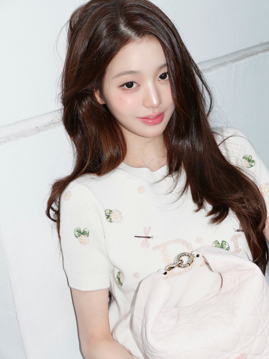 wonyoungdollz's tweet photo. HOW GORGEOUS WONYOUNG 

WONYOUNG EN ROUTE #ParisBoundWonyoung #JANGWONYOUNG #WONYOUNG #DiorSS27 @Dior https://t.co/OoRBMfnWIu