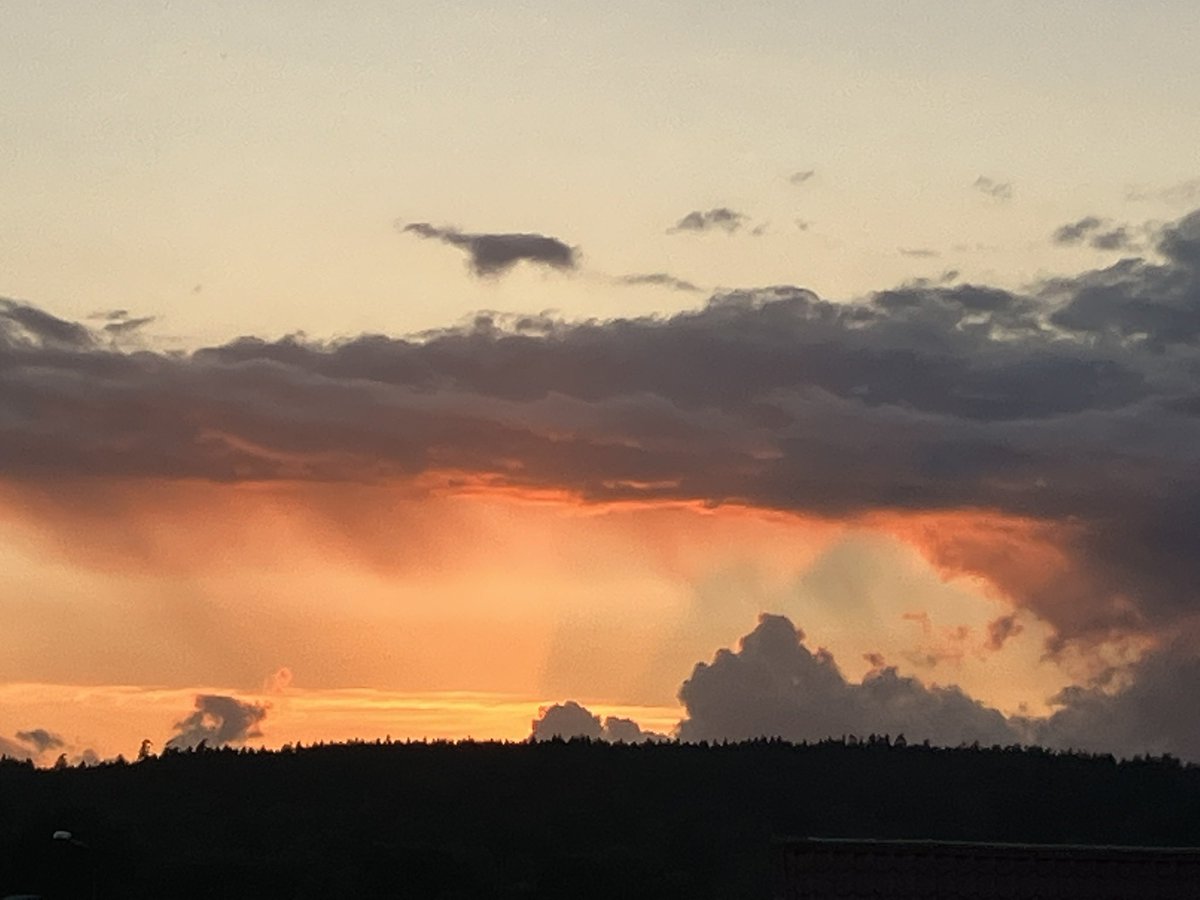 DroopyTVHDXD's tweet photo. @Perd_COS i like taking pictures of the sky too! :) https://t.co/ev7I7wcSB3