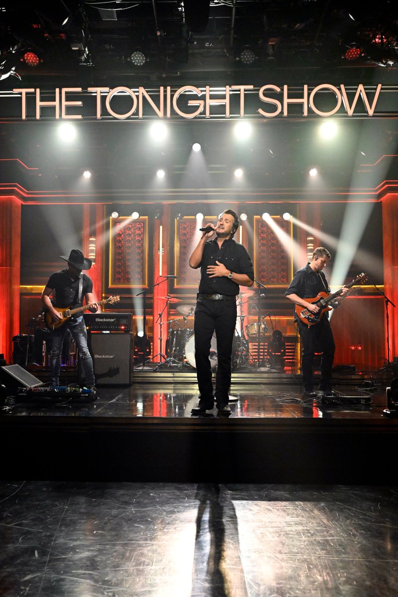 FallonTonight's tweet photo. TONIGHT: @lukebryan talks his new album Signs and performs! #FallonTonight https://t.co/OJQE4KRhhs