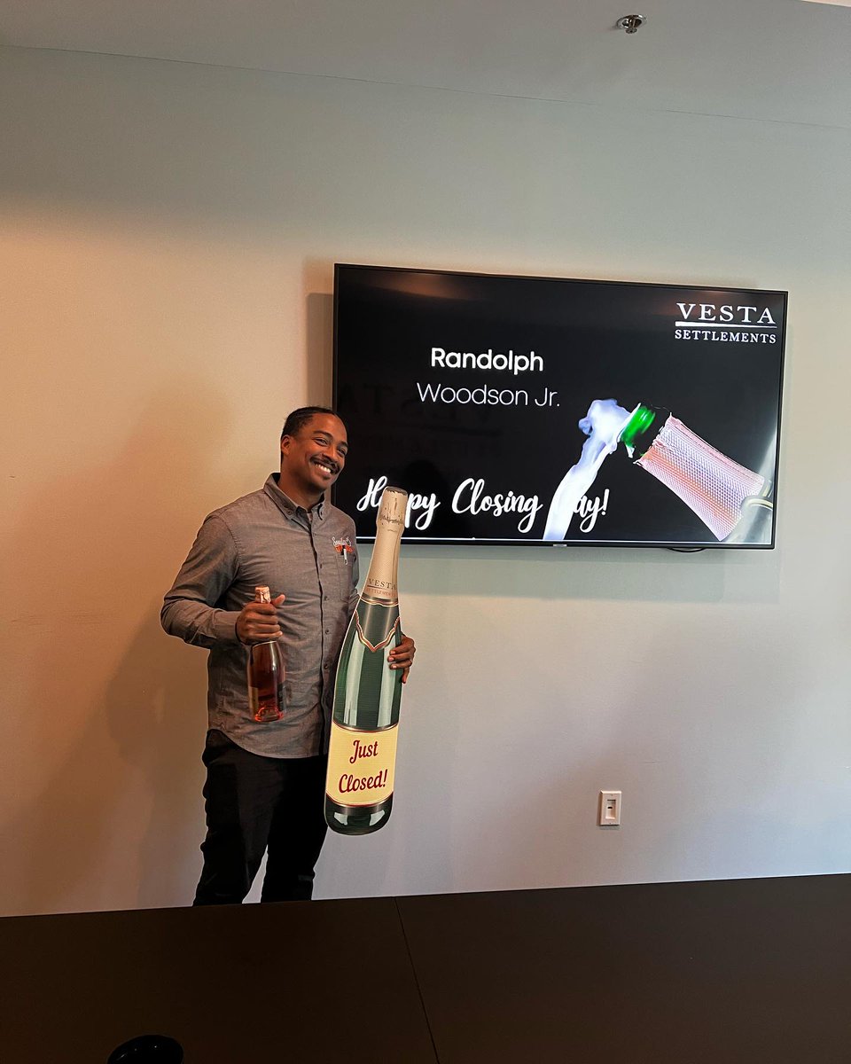 elizabethcedr0's tweet photo. Closing day! Congratulations to my client, RJ! Thank you for choosing me as your trusted real estate agent. I can’t wait to see what’s next for you. Thank you to Alease Washington for trusting me with your commercial client, and to Vesta https://t.co/k2n6U5FDt7