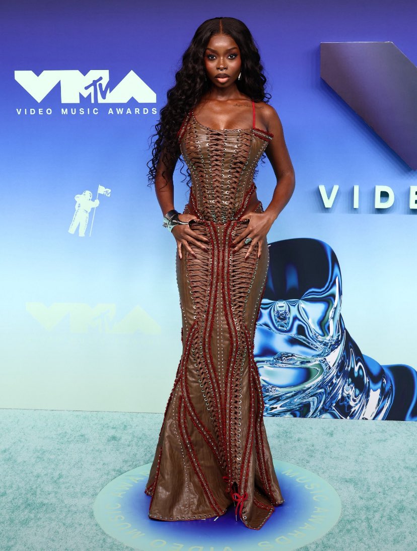 TINMANN66's tweet photo. Tinman’s Fashion Police 🚔 BEST Dressed Female on #MTVAwards #VMAs Moon Man Carpet 🔥🔥🔥 https://t.co/Ru5N2wy9LK
