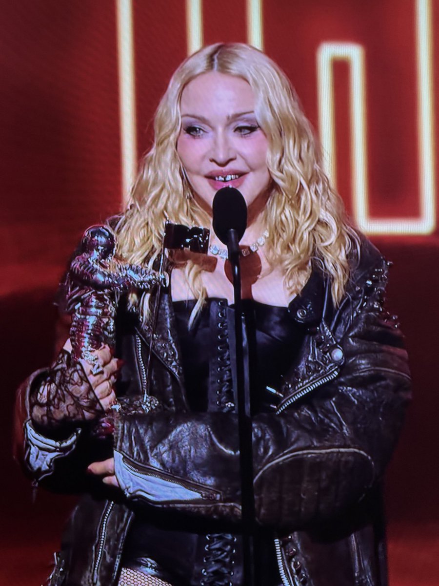 notpopc's tweet photo. “I’d like to thank my fingers cause I can always count on them” - the opening line of Madonna ‘s thank you speech #VMAS #VMA https://t.co/iDdQWrZL0J