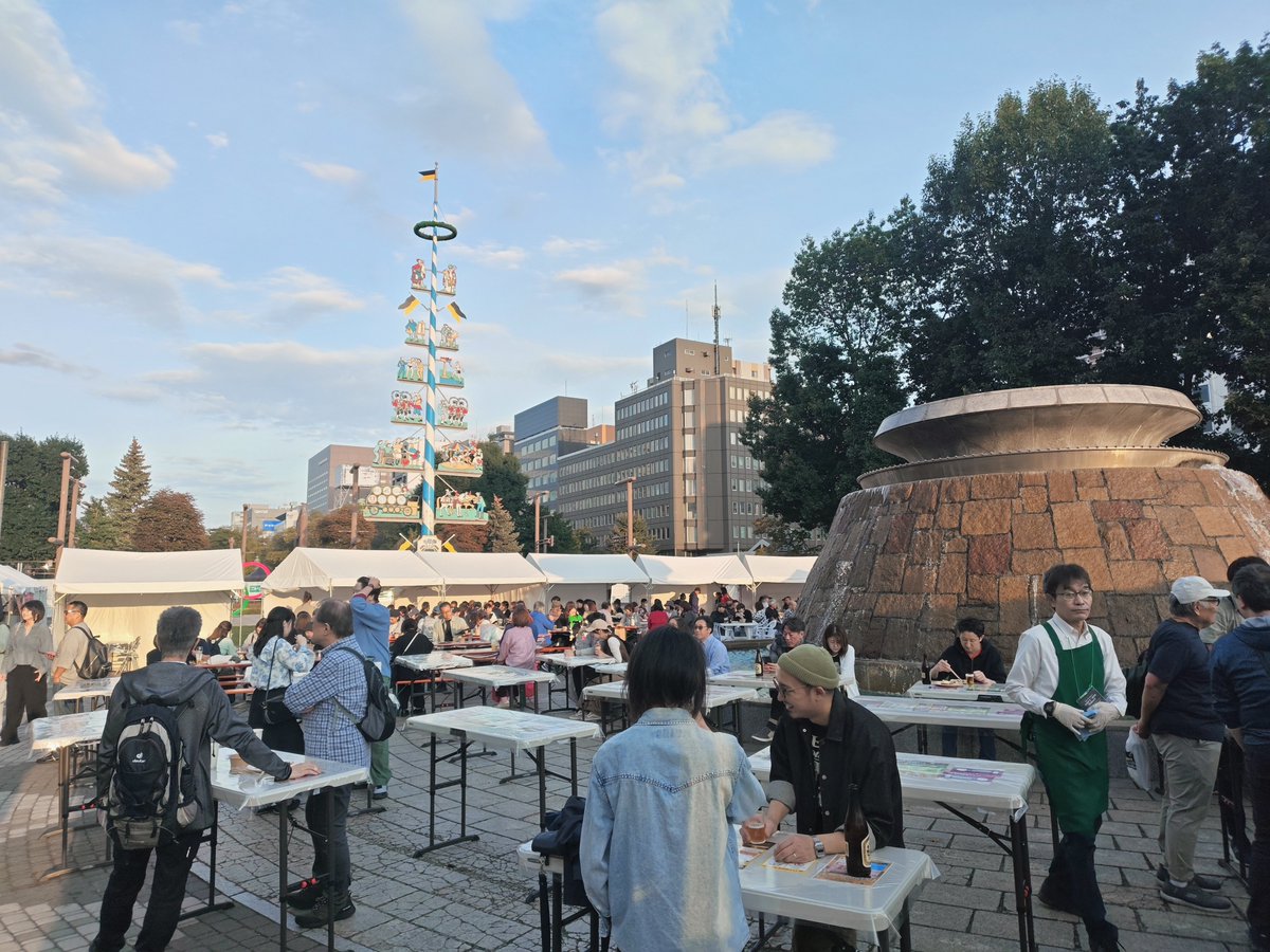 Guarana_KIRIN's tweet photo. 札幌のオータムフェスト、ニセコから毎年釜を持ち込むイカれたピザ屋があるのでぜひ食べて欲しい。1時間弱待つけど生地が本当に美味いの🍕 https://t.co/ZCpKU7vAmV