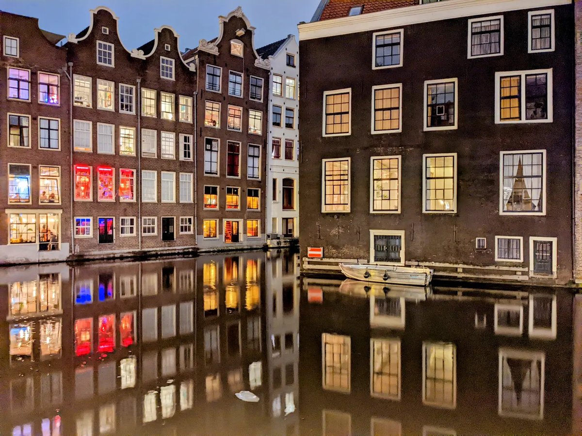 melindaxx3's tweet photo. Another angle of Sint Olofssteeg 🇳🇱

#amsterdam #amsterdamcity #architecture #colours #city #cityscape #canal #dutch #discover #explorepage #explore #evening #europe #teampixel #holland #landscapephotography #boat #lights #night #netherlands https://t.co/o69VHfgVFY